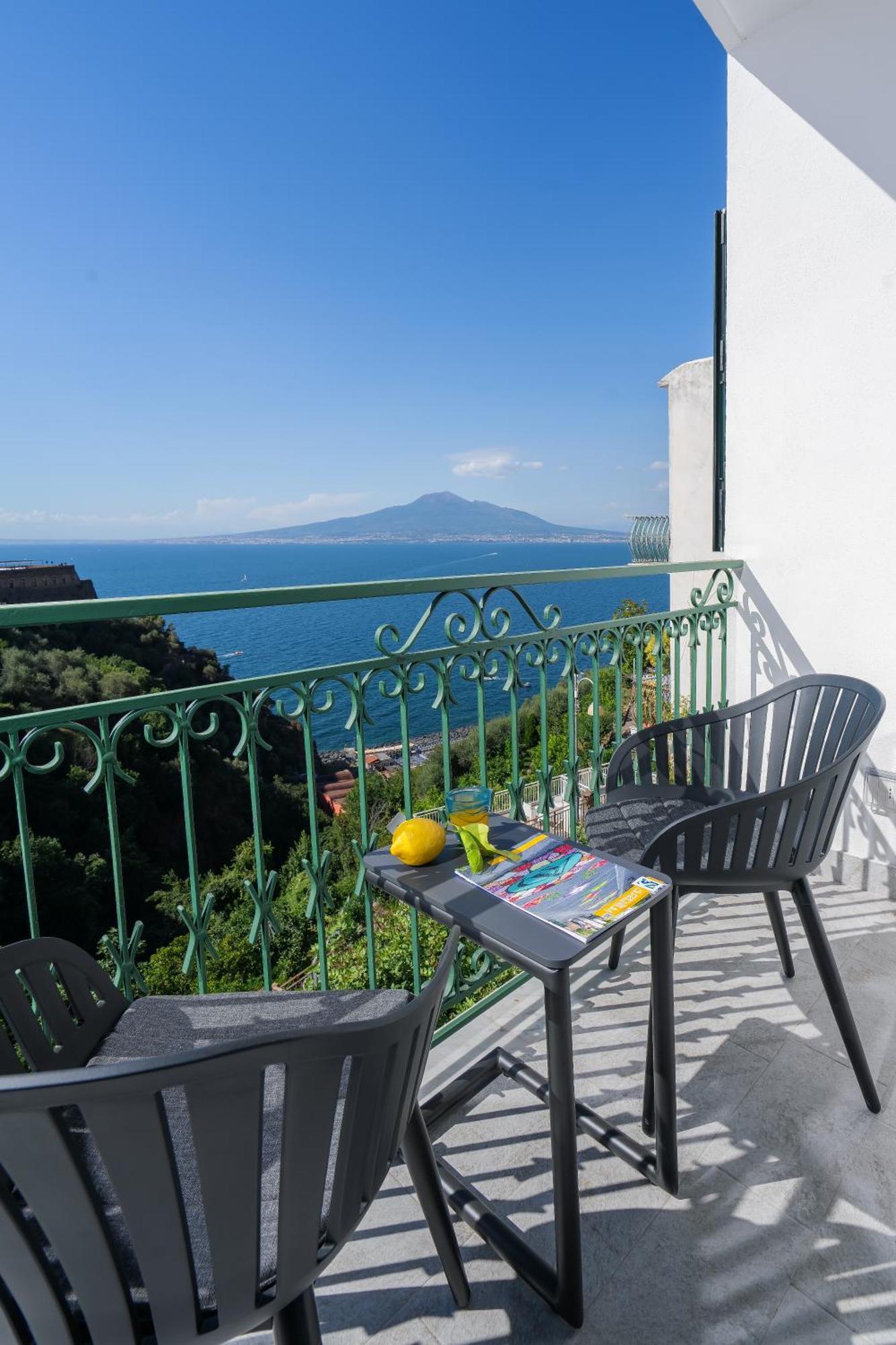 Sea View Deluxe Apartments Vico Equense Bagian luar foto